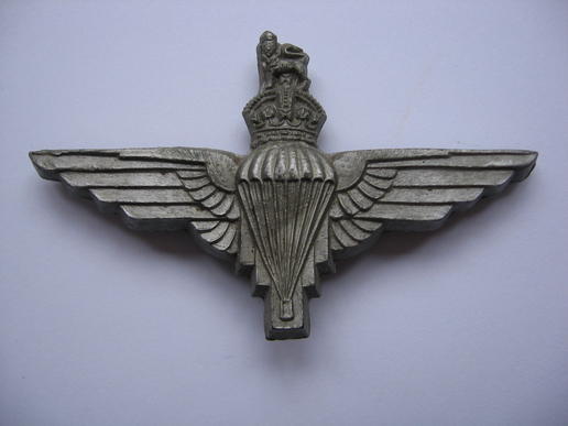 WW2 Plastic (bakelite) Parachute Regiment cap badge