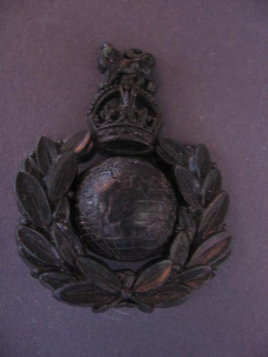 WW2 SCARCE Plastic (bakelite) Royal Marines cap badge