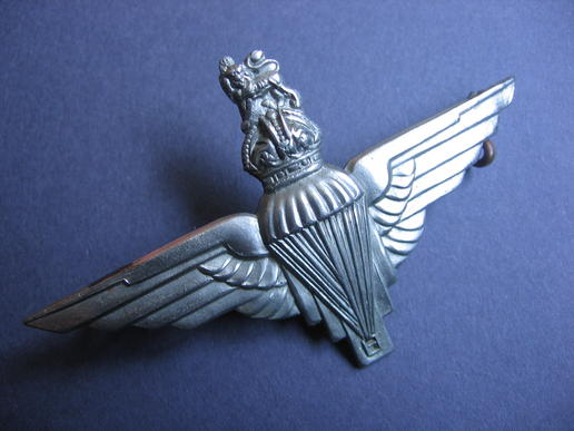 A standard wartime capbadge to the Parachute Regiment 