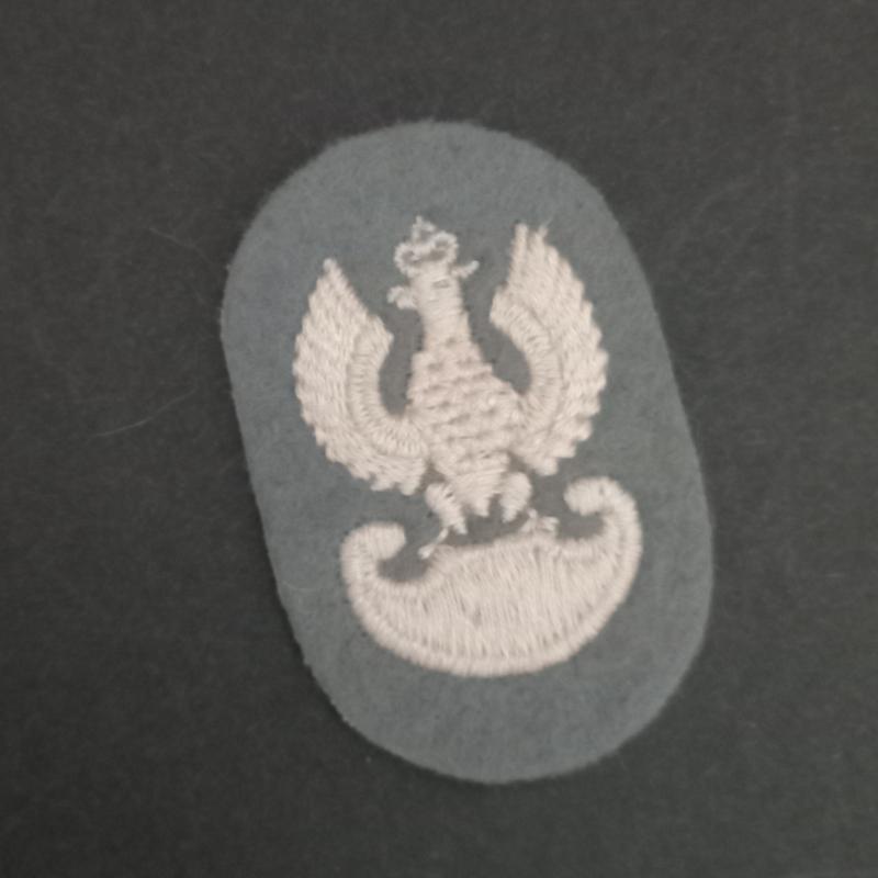 A nice British made 1st Polish Independent Parachute Brigade Private's and NCO's embroided cap i.e beret badge