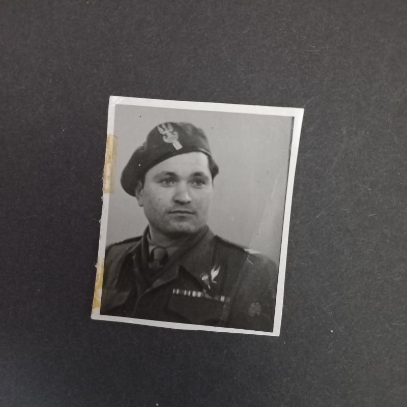 A nice and very small - 3.9cm by 4.7cm - portrait photograph of a - regrettably - un-known Polish Kapral (Corporal) beloning to the 1st Polish Independent Parachute Brigade