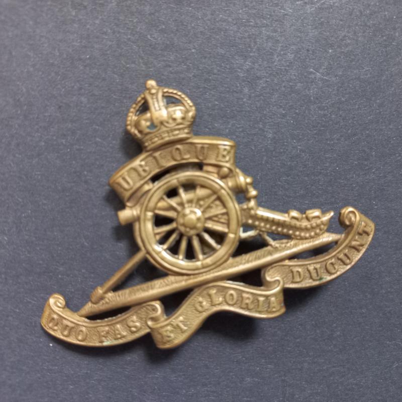 A attractive First World War period RA (Royal Artillery) - so called wire neck - cap badge