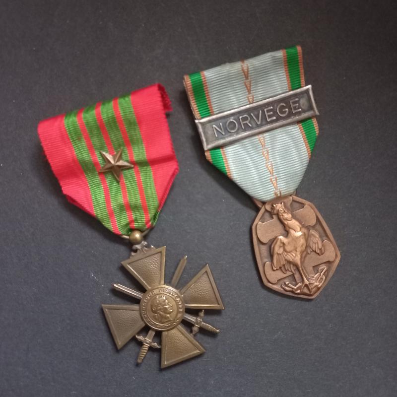 A nice little set of two French medals, a War Cross (Croix de Guerre) 1939 and a French 1939–1945 Commemorative war medal (Médaille commémorative de la guerre 1939–1945) with Norvege - Norway - bar