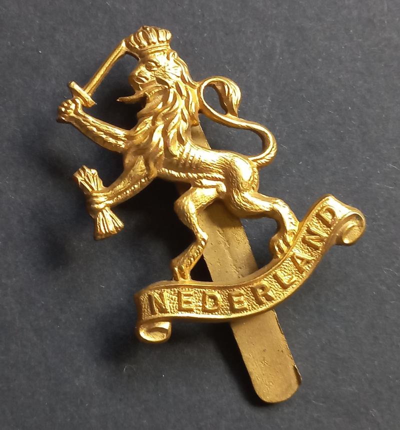 A free Dutch Forces Officers gilded (British made Gaunt London marked) Nederland cap badge