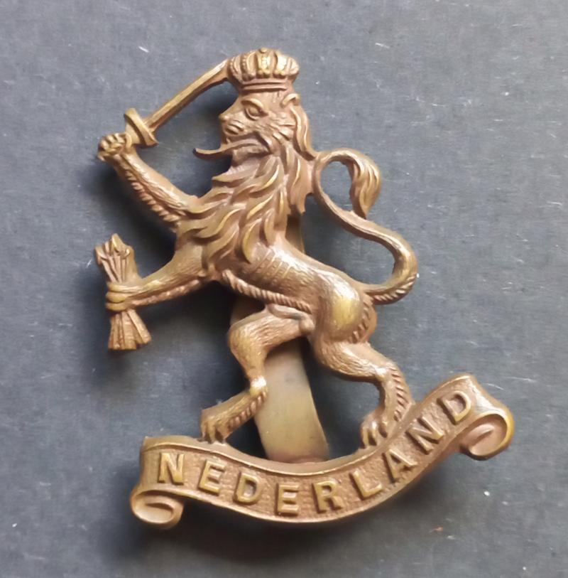 A attractive Free Dutch Forces Officers (British made Gaunt London marked) Nederland cap badge