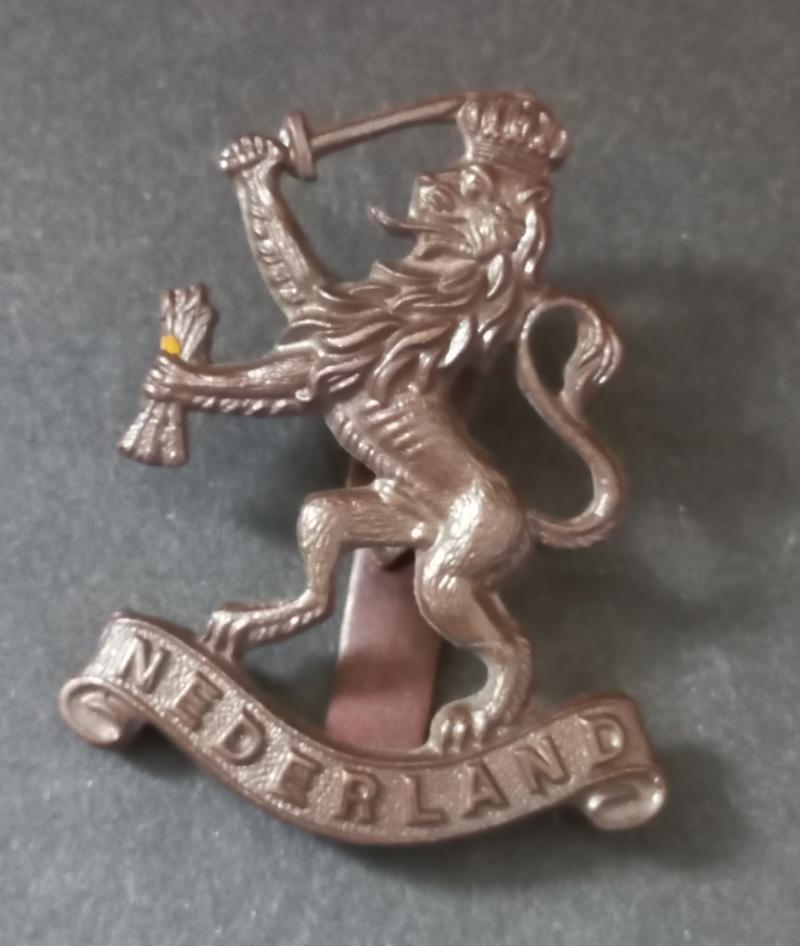 A attractive Free Dutch Forces Officers (British made Gaunt London marked) Nederland cap badge