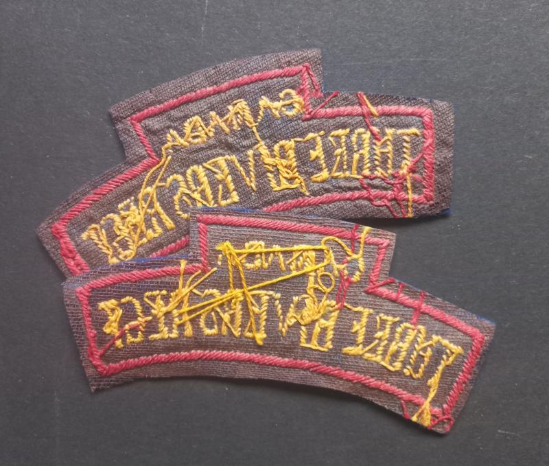 A attractive - full matching set - British made Canadian Three Rivers Regiment embroided shoulder titles