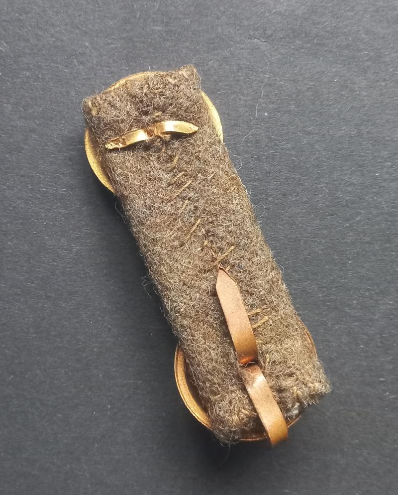 A attractive - British made - Norwegian Officers so called 'Luestolpe' cockade and button cap badge