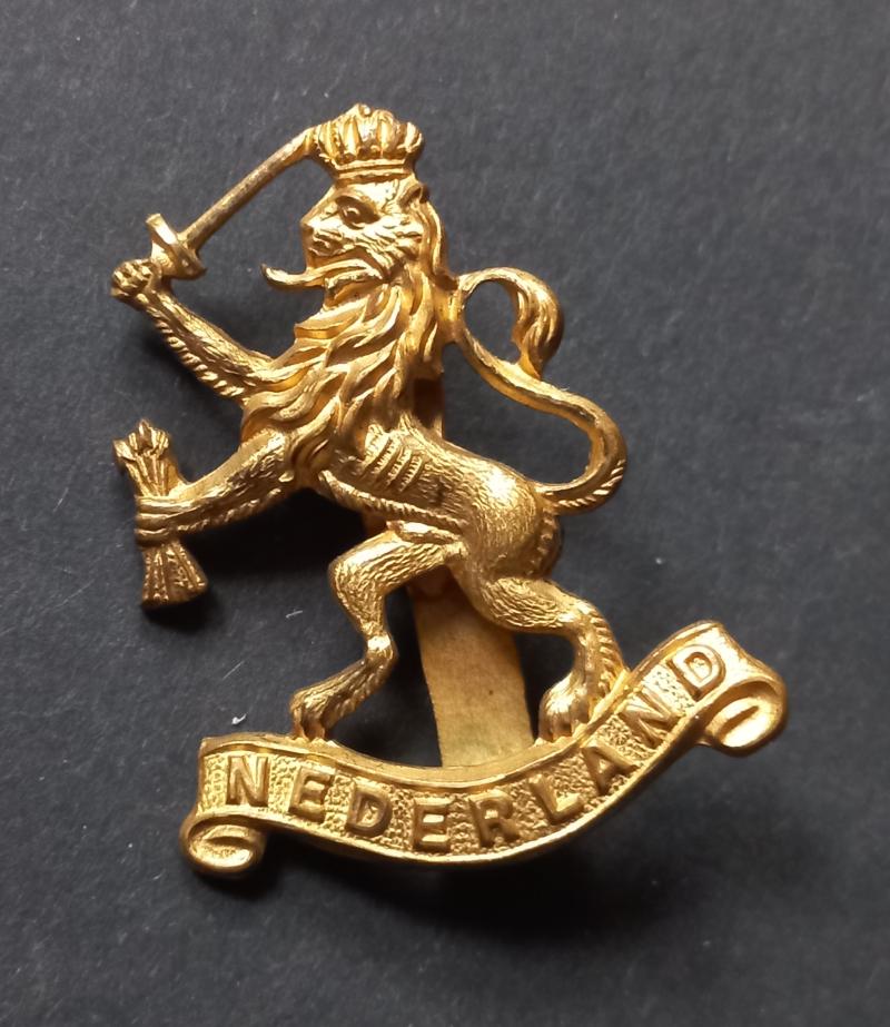 A attractive Free Dutch Forces Officers (British made Gaunt London marked) Nederland cap badge